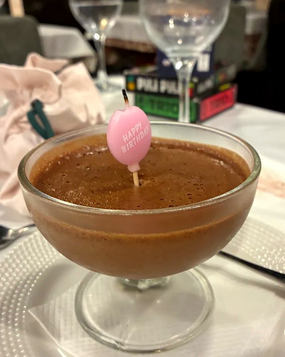 Mousse de chocolate com vela de aniversário