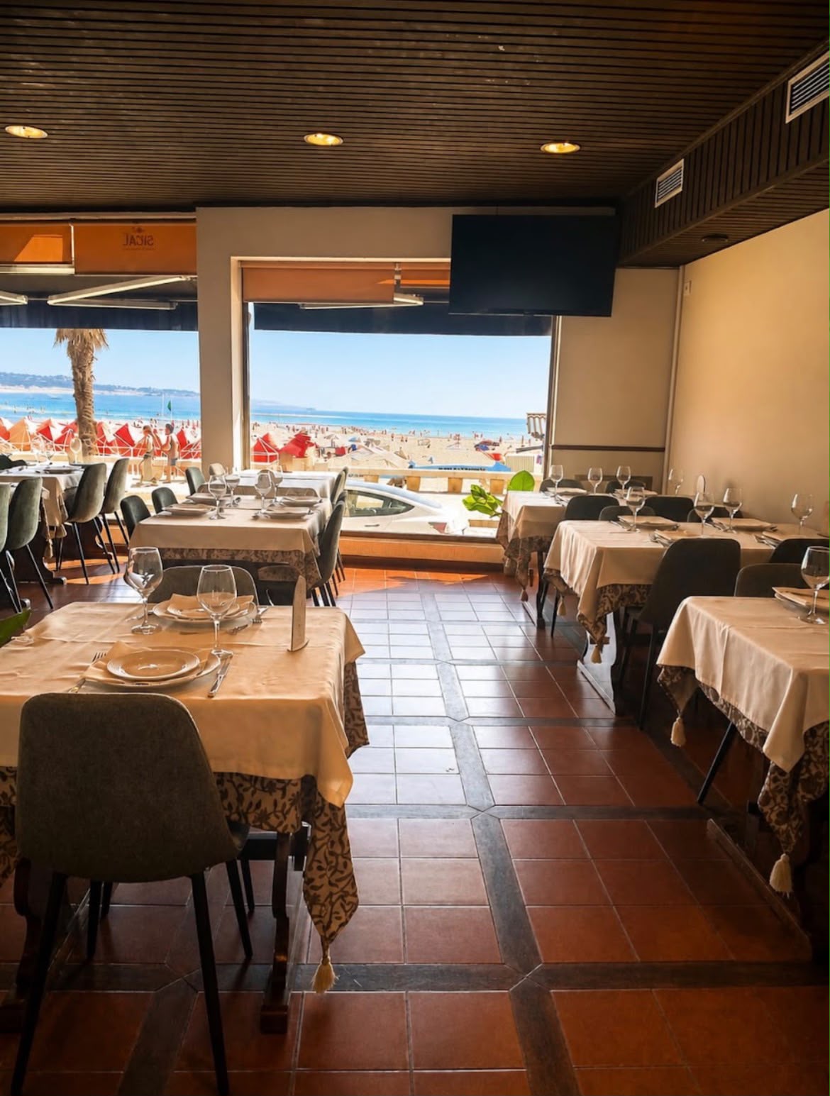 Sala do Terra Mar com vista para o mar de Vila Praia de Âncora