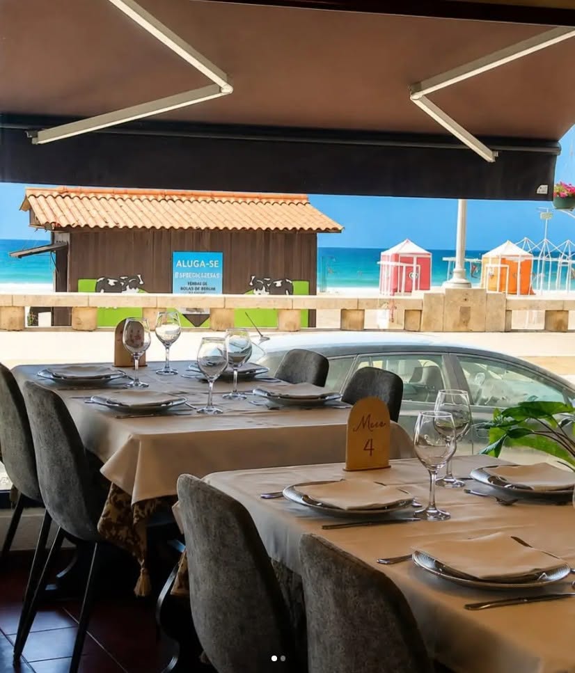 Mesa do Terra Mar na esplanada com vista direta para a praia e o mar