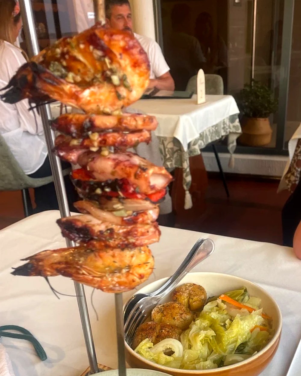 Espetada de gambas e lulas grelhadas servida ao alto
