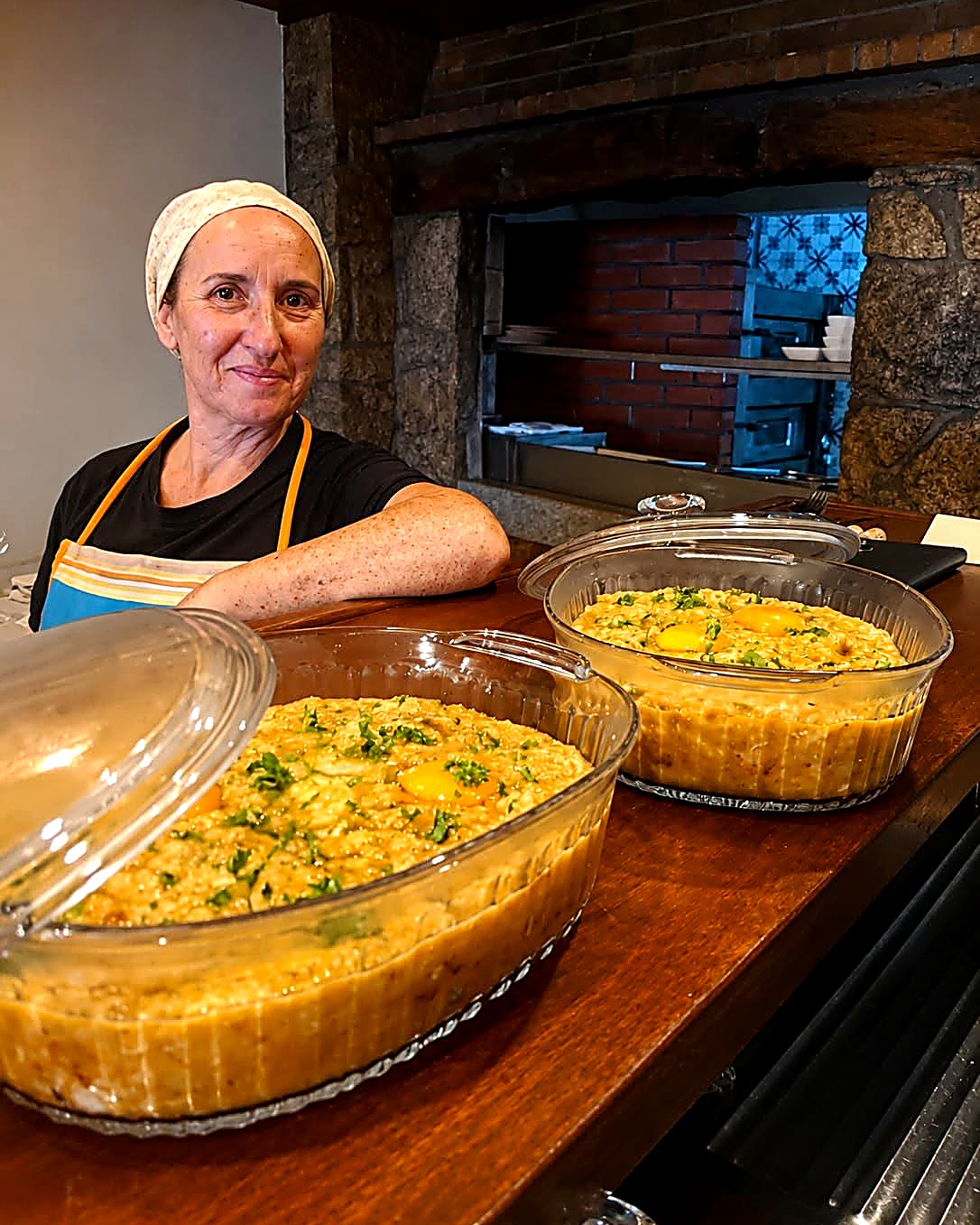 Maria José na cozinha do Terra Mar com arroz de tamboril